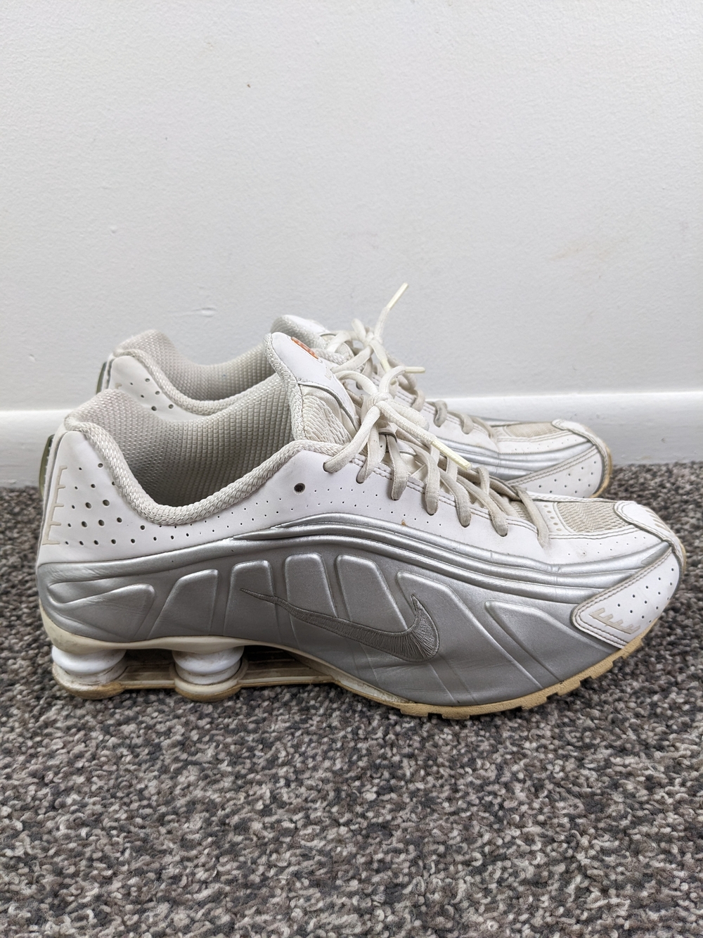 Nike Shox R4 104265-131 Men's Size 11 White Metallic Silver Running Shoes